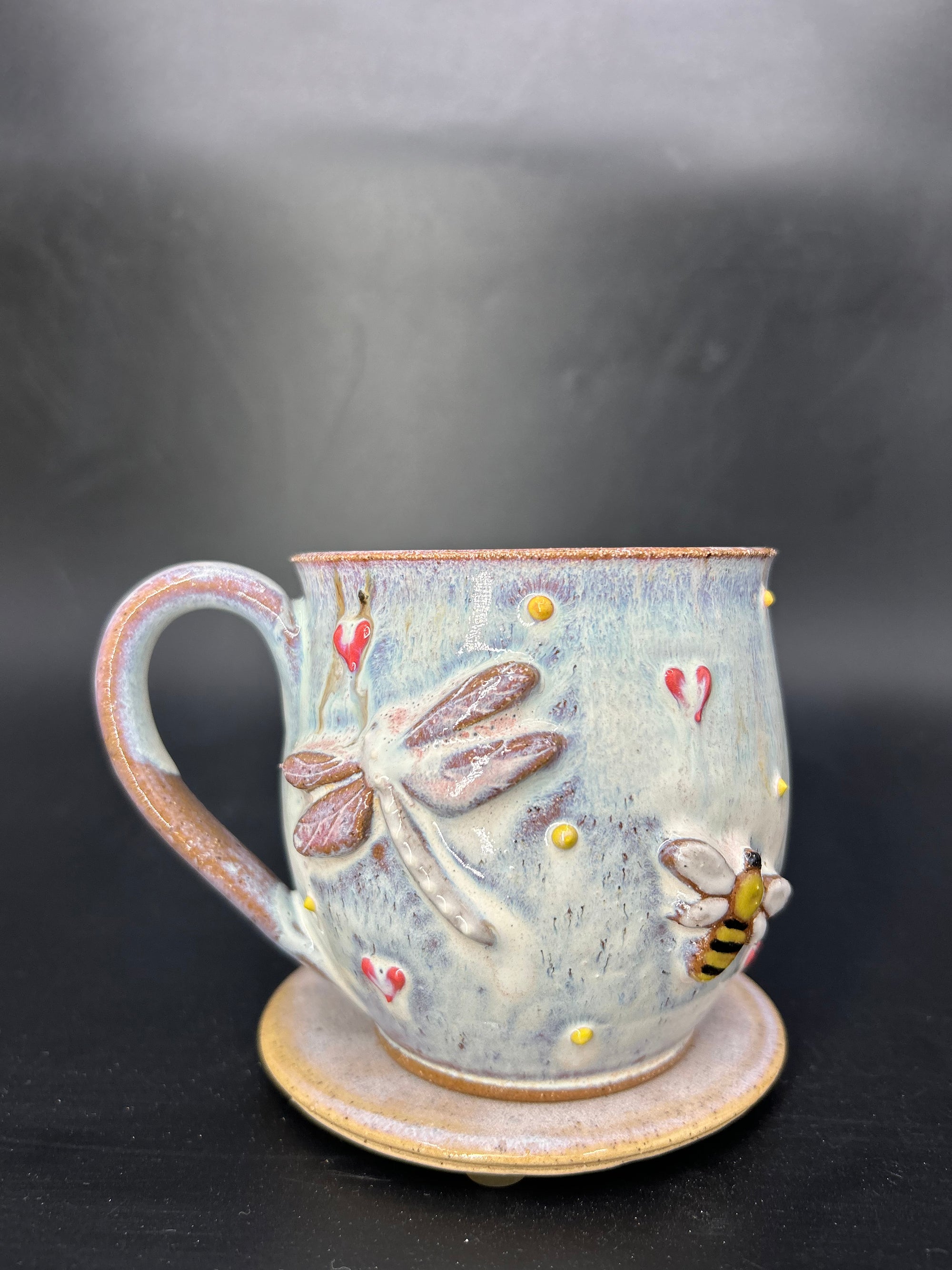 MEDIUM bee / dragonfly mug is 9