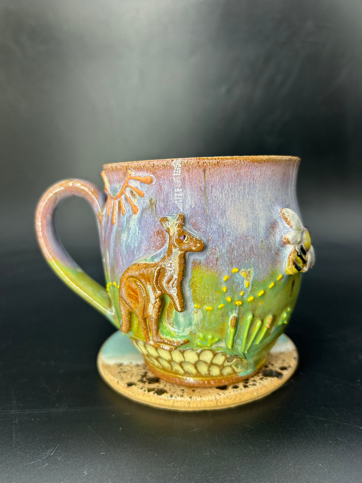 MEDIUM Australian kangaroo / bee mug 16